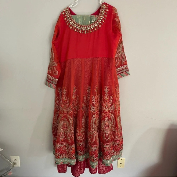 María B | Pishwas (long maxi dress) Punjabi/Indian suit with Embroidery - Large - Picture 3 of 8